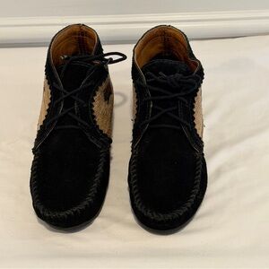 Minnetonka Black Suede Moccasin Boots Size 7.5 Southwestern Beaded Ankle